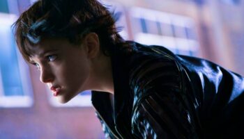 Chloe (Elena Kampouris) Jupiters Legacy commands the Nielsens