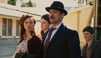 Ten Pound Poms - Annie (Faye Marsay) & Terry (Warren Brown)