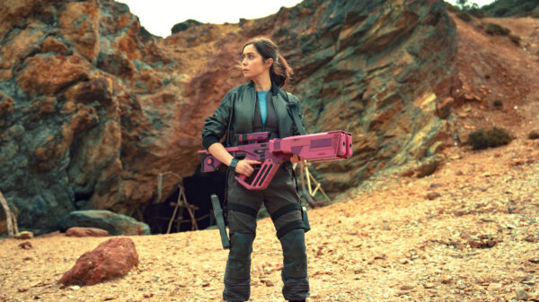 Black Mirror season 7 - Cristin Milioti holding an enourmous pink futursitic blaster