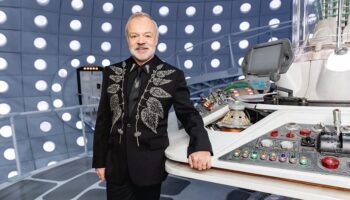 Graham Norton on the TARDIS set for Doctor Who Season Two