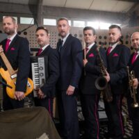 The Horne Section series 2: The Horne Section TV Show are: Alex Horne (band leader), Joe Auckland (trumpet and banjo), Mark Brown (saxophone and guitar), Will Collier (bass), Ben Reynolds (drums and percussion) and Ed Sheldrake (keyboards)