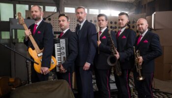 The Horne Section series 2: The Horne Section TV Show are: Alex Horne (band leader), Joe Auckland (trumpet and banjo), Mark Brown (saxophone and guitar), Will Collier (bass), Ben Reynolds (drums and percussion) and Ed Sheldrake (keyboards)