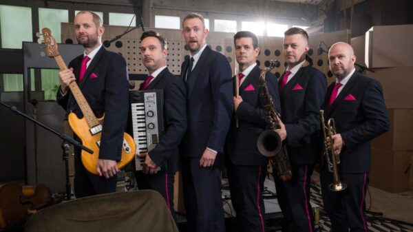 The Horne Section series 2: The Horne Section TV Show are: Alex Horne (band leader), Joe Auckland (trumpet and banjo), Mark Brown (saxophone and guitar), Will Collier (bass), Ben Reynolds (drums and percussion) and Ed Sheldrake (keyboards)