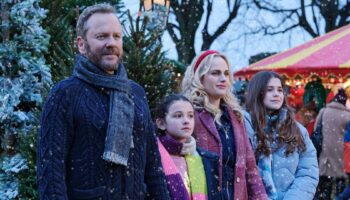 Tinsel Town - Kiefer Sutherland & Rebel Wilson