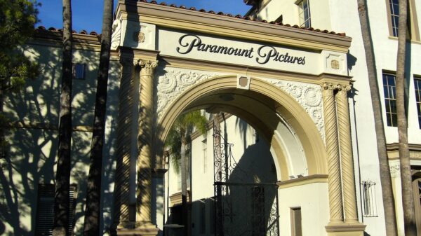 Paramount launches rival bid