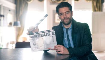 Main actor of Rebus holding a clapper board of the second season